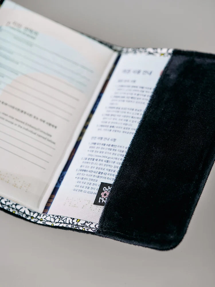 ZO&FRIENDS A&NE Signature Passport Case